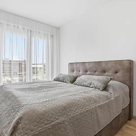 Modern 2-bedroom In Downtown Apartment *