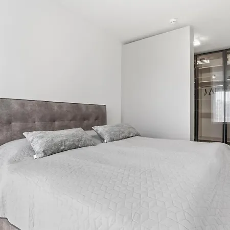Modern 2-bedroom In Downtown Apartment *