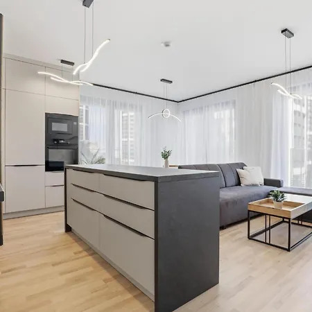 Modern 2-bedroom In Downtown Apartment *