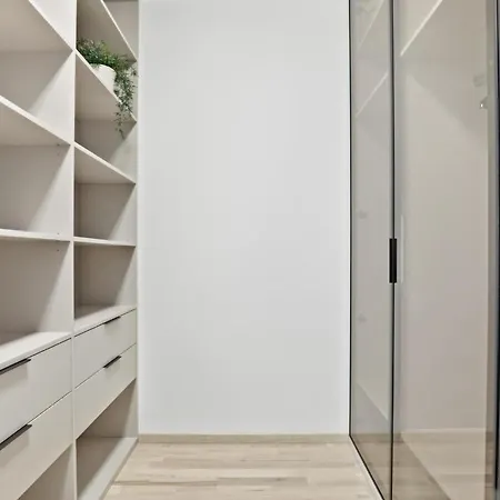 Modern 2-bedroom In Downtown Apartment *